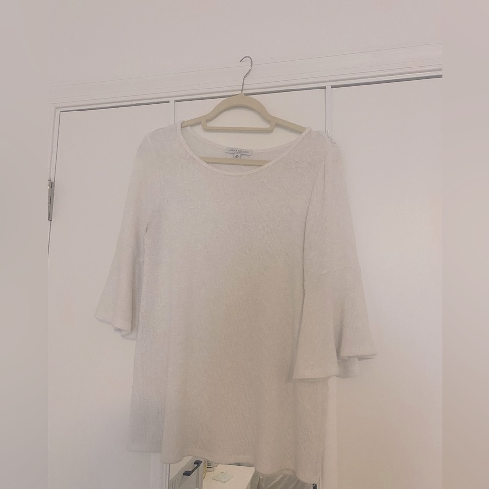 Flowy white blouse with quarter length sleeves 🤍